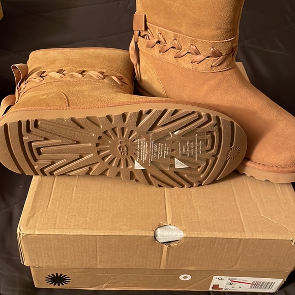 🔥Sale🔥UGG..Beautiful /rare lace corset short ankle Classic boots..NWT..NIB - Picture 6 of 6